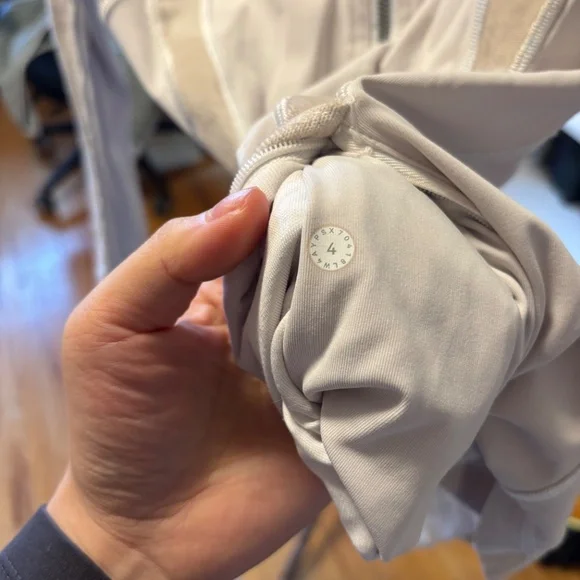 Lululemon size 4 define worn 5x - Picture 4 of 4
